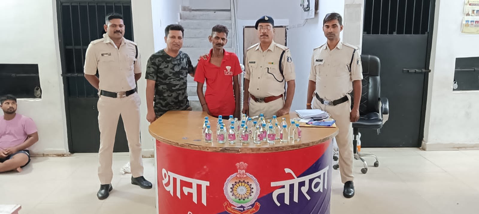 * अवैध रूप से शराब बिक्री करने वाले आरोपी तोरवा पुलिस की गिरफत में निजात अभियान के तहत की गई कार्यवाही ** आरोपियो के कब्जे से कुल 40 पाव देशी शराब ( 7. 200 लीटर ) एवं बिक्री रकम 550 रूपये तोरवा पुलिस ने किया जप्त ** अवैध शराब बिकी पर अंकुश लगाने हेतु तोरवा पुलिस की कार्यवाही जारी ** बिलासपुर जिले को नशामुक्त कराने हेतु कार्यवाही जारी नाम आरोपीः- 1. अशोक दत्ता उर्फ डब्बा पिता सुशील दत्ता उम्र 55 साल साकिन हेमूनगर चंदन पान ठेला के पास थाना तोरवा बिलासपुर छ.ग. 2. राहुल सिंह राजपूत पिता श्री ईश्वर सिंह राजपूत उम्र 35 साल साकिन चुचुहियापारा गणेशनगर थाना सिरगिट्टी बिलासपुर छ.ग. ********* श्रीमान् पुलिस अधीक्षक महोदय बिलासपुर श्री संतोष कुमार सिंह (भा.पु.से.) के द्वारा जिले में नशे के कारोबार पर अंकुश लगाने एवं जिला को नशामुक्त करने हेतु निजात अभियान चलाया जा रहा है जिसके परिपालन में श्रीमान अति०पुलिस अधीक्षक महोदय शहर बिलासपुर श्री राजेन्द्र जायसवाल एवं सी. एस. पी. ( कोतवाली ) श्रीमति पूजा कुमार (भा.पु.से.) के निर्देशन में तोरवा पुलिस के द्वारा नशे के कारोबार पर अंकुश लगाने हेतु विशेष अभियान चलाया गया। इसी अभियान दौरान तोरवा पुलिस को अशोक दत्ता उर्फ डब्बा एवं राहुल सिंह नामक व्यक्तियो के हेमू नगर चंदन पान ठेला के नीचे अवैध शराब बिक्री करने की सूचना मिलने पर तोरवा पुलिस टीम तत्काल एक्शन लेते हुए सूचना स्थल पहुंची और घेराबंदी कर आरोपियो को पकड़ा गया जिसका नाम पता पूछने पर अपना नाम पता क्रमश: 1. अशोक दत्ता उर्फ डब्बा पिता सुशील दत्ता उम्र 55 साल साकिन हेमूनगर चंदन पान ठेला के पास थाना तोरवा बिलासपुर छ.ग. 2. राहुल सिंह राजपूत पिता श्री ईश्वर सिंह राजपूत उम्र 35 साल साकिन चुचुहियापारा गणेशनगर थाना सिरगिट्टी बिलासपुर छ.ग. बताया जिसकी तलाशी लेने पर उसके कब्जे क्रमशः 30 पाव देशी मदिरा ( 5.400 लीटर ) बिक्री रकम 300 रूपये एवं 10 पाव देशी मदिरा (1.800 लीटर ) बिकी रकम 250 रूपये कुल 7.200 लीटर देशी शराब एवं बिक्री रकम 550 रूपये जप्त किया गया आरोपियों के विरूद्ध आबकारी एक्ट के प्रावधानों के तहत कार्यवाही की गई है। उक्त कार्यवाही में थाना प्रभारी सुरेन्द्र स्वर्णकार सउनि विदेशीराम साहू आर उदय पाटले, कमलेश्वर शर्मा का सराहनीय योगदान रहा। 