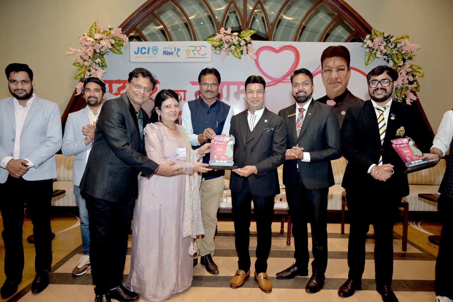 Industrialist Agrawal couple from Raipur Dharsiwan won the 'Most Experienced Couple' award