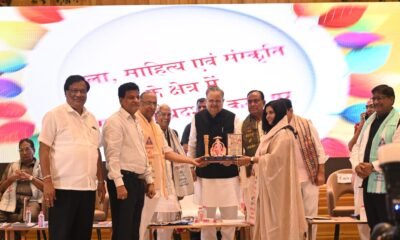 State President of Helping Hands Club Foundation Women's Wing Babita Agarwal received the National Agra Jyoti Alankaran Samman