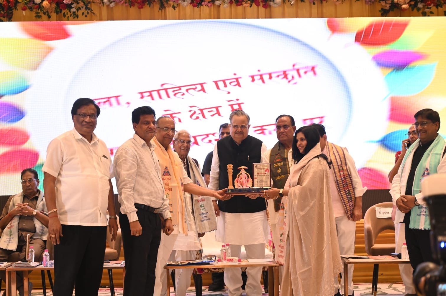 State President of Helping Hands Club Foundation Women's Wing Babita Agarwal received the National Agra Jyoti Alankaran Samman